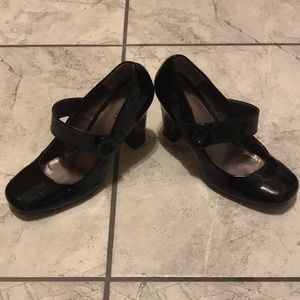 Black heels with button